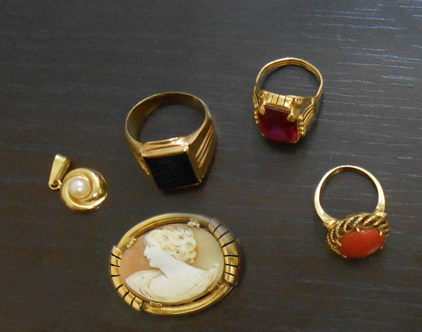 Bijoux en or avec pierres, camée et perles