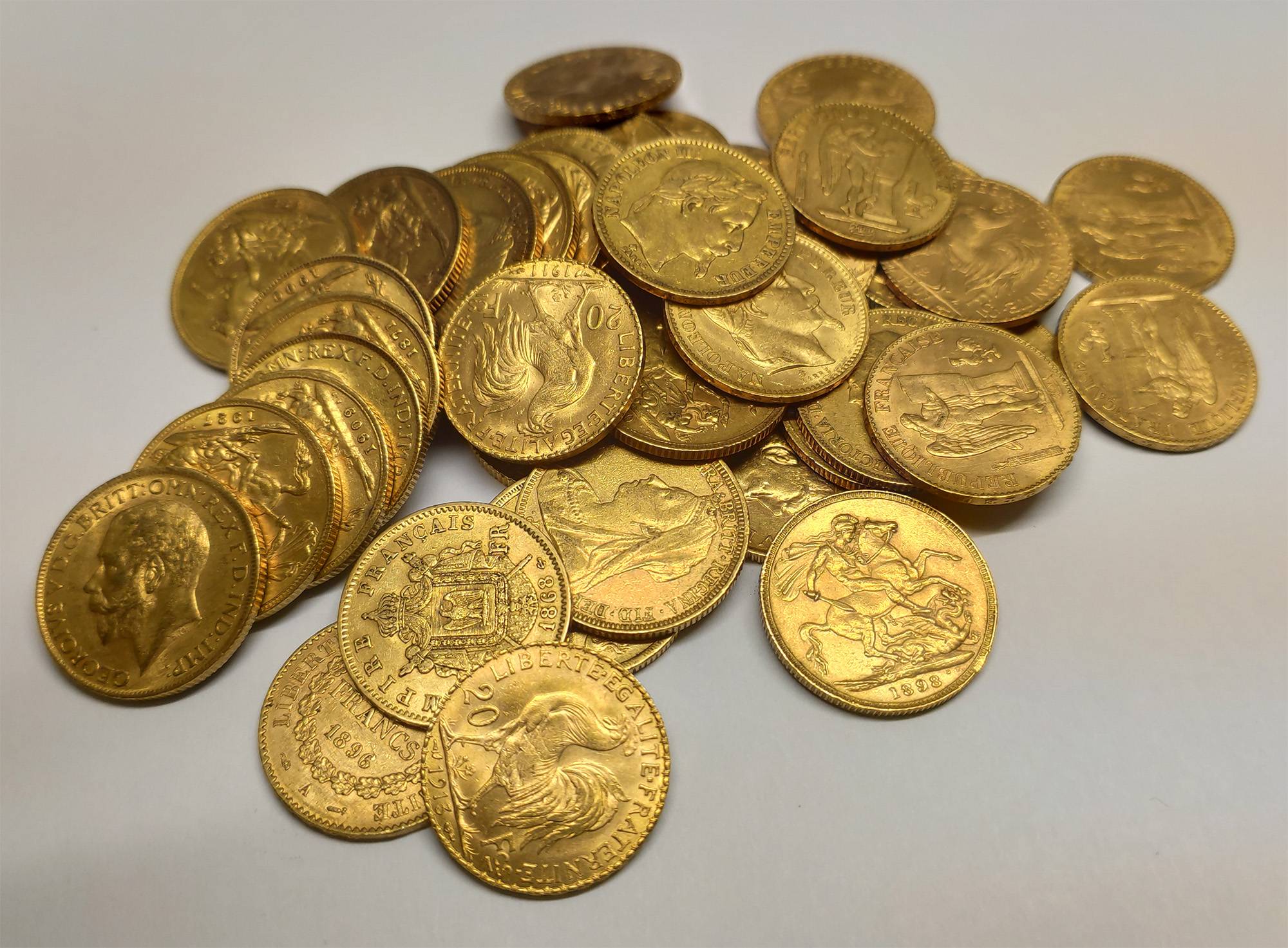 Tas de pièces en or - Souverain; 20 Francs Napoléon; 20 Francs Marianne Coq; 50 Pesos; 20 Dollars